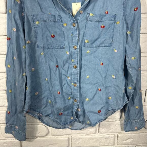 NEW Francesca's Mi Ami Chambray Embroidered Button Down Top Size XS - Picture 7 of 8